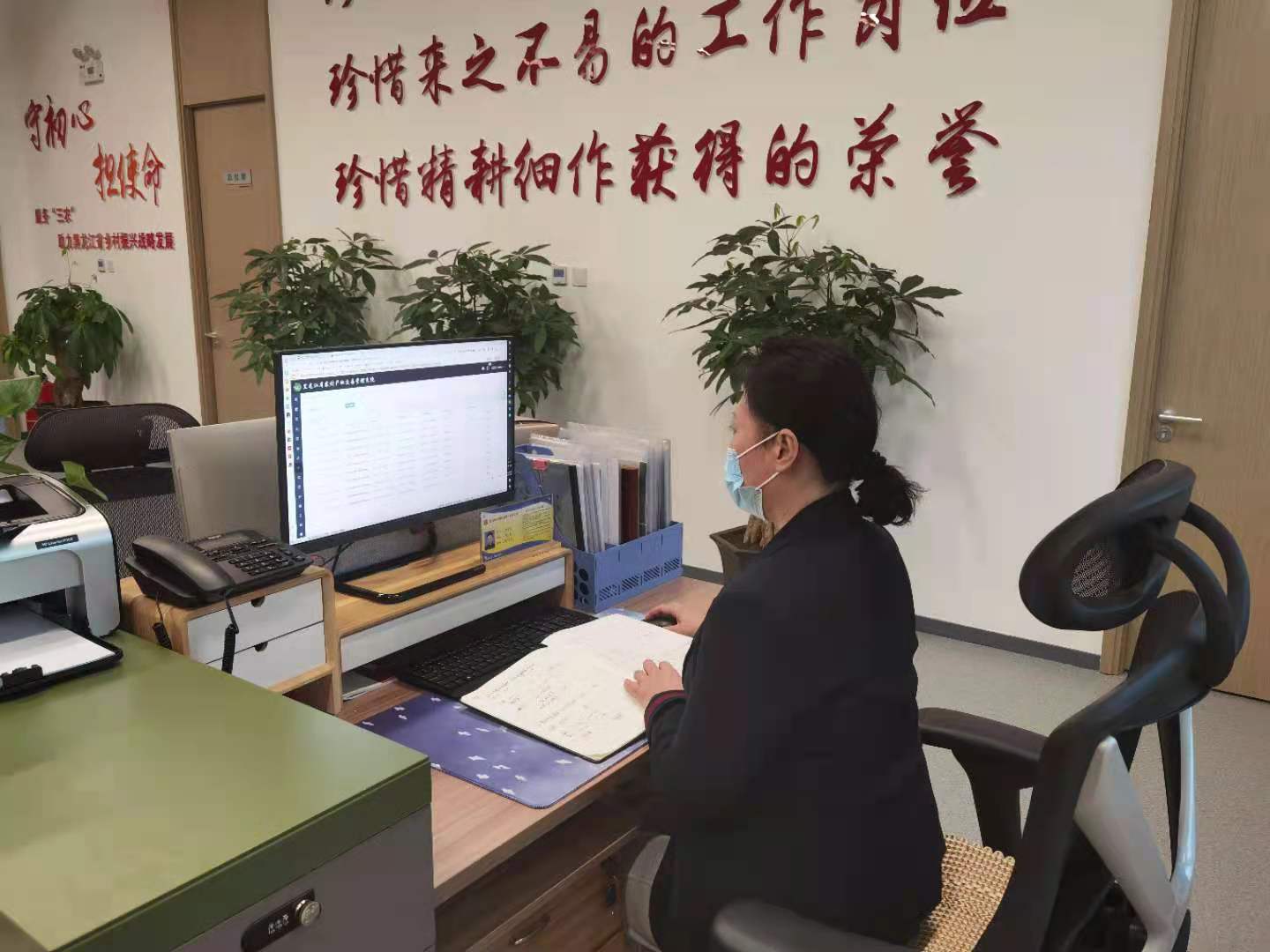 農交中心工作人員進行業務操作